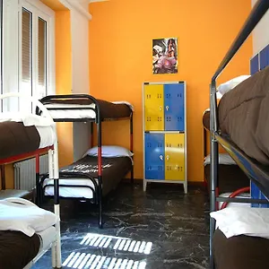 Hostel California, Milán